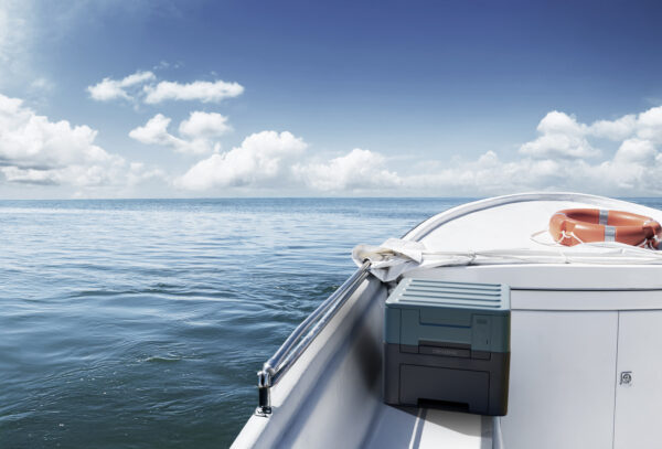 Yacht close-up on sailing in the sea Clesana X1 toalett m/integrert Einhell ladefunksjon NYHET - Tilgjengelig i Norge fra februar 2026.