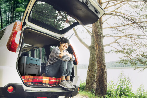 Woman,Sitting,In,Suv,Trunk.,Car,Travel,Concept.,Summer,Time Clesana X1 toalett m/integrert Einhell ladefunksjon NYHET - Tilgjengelig i Norge fra februar 2026.